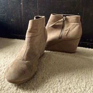 Tan Wedges